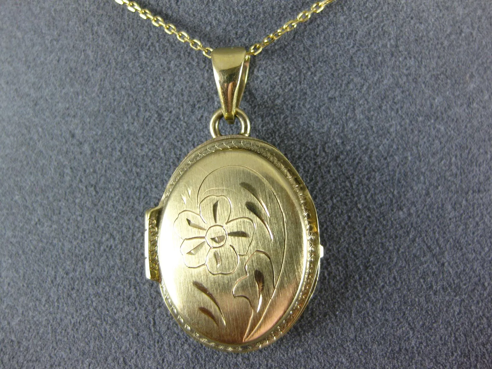 ESTATE 14KT YELLOW GOLD 3D FILIGREE FLOWER OVAL LOCKET PENDANT