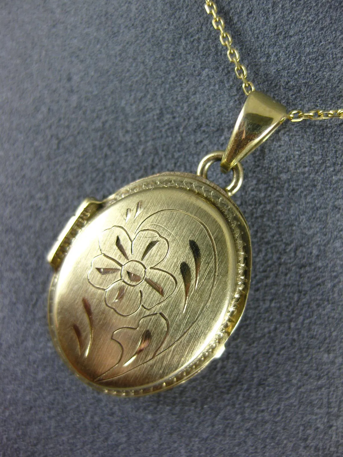 ESTATE 14KT YELLOW GOLD 3D FILIGREE FLOWER OVAL LOCKET PENDANT