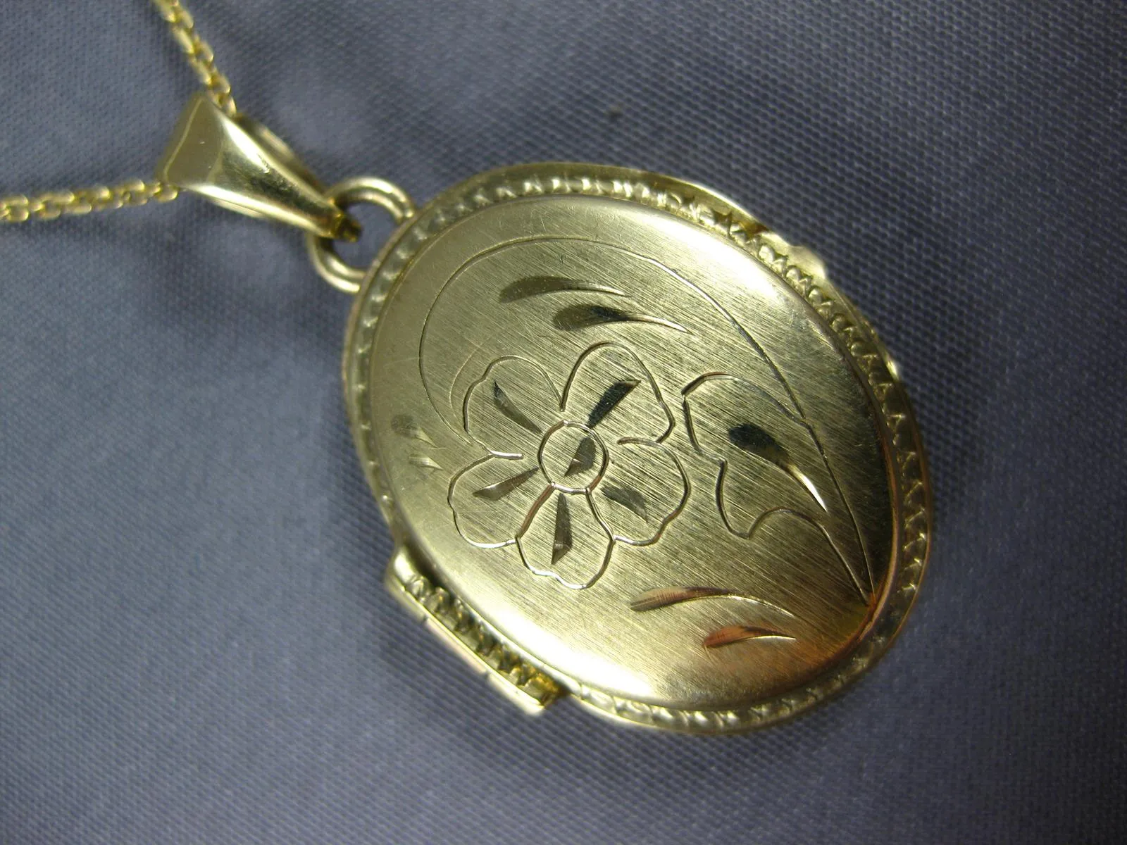 ESTATE 14KT YELLOW GOLD 3D FILIGREE FLOWER OVAL LOCKET PENDANT