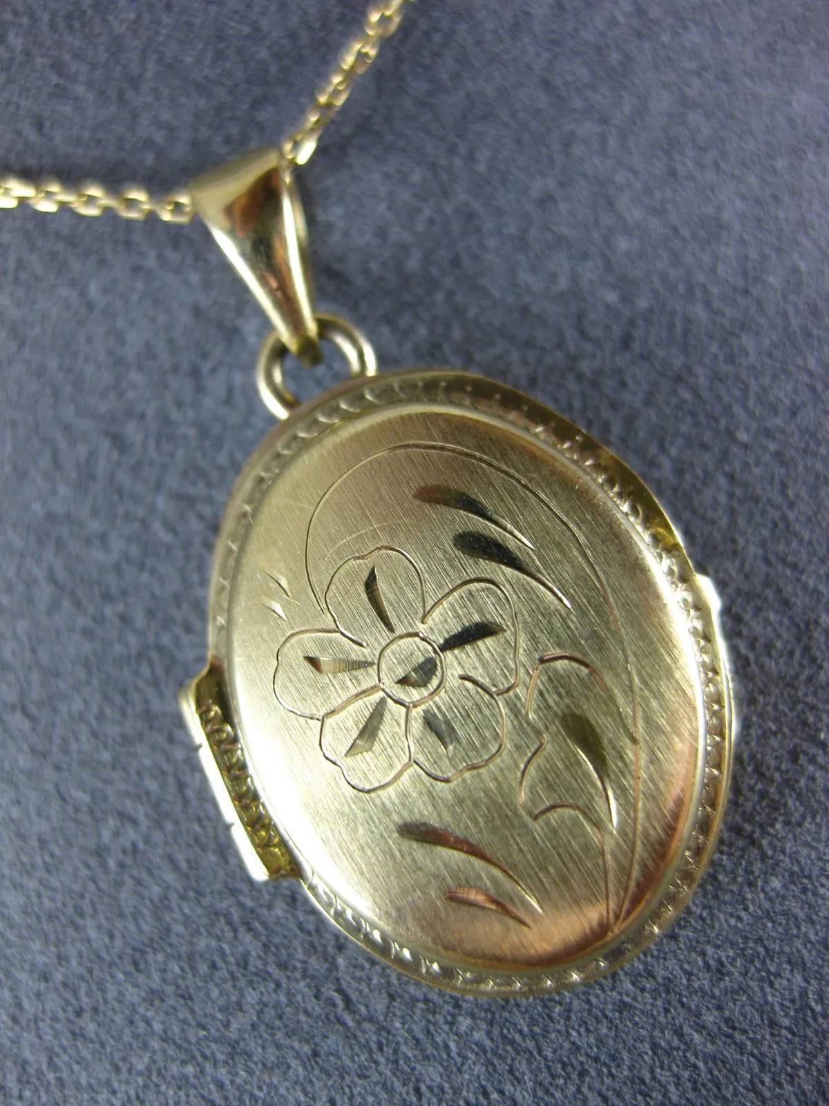 ESTATE 14KT YELLOW GOLD 3D FILIGREE FLOWER OVAL LOCKET PENDANT