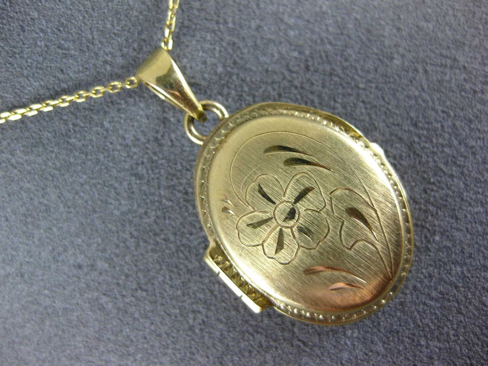 ESTATE 14KT YELLOW GOLD 3D FILIGREE FLOWER OVAL LOCKET PENDANT