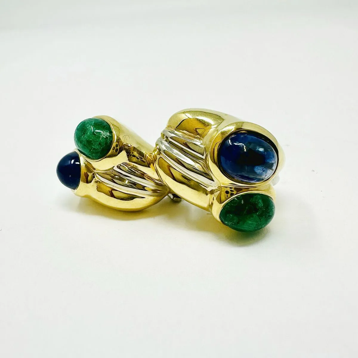 Giovane 18K Yellow and White Gold Ribbed Earrings with Emerald and Sapphire